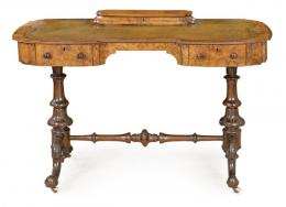 1068   -  Lote 1068: Mesa escritorio victoriana en madera de raiz de nogal con tapa polilobulada en cuero verde gofrado. Inglaterra, ffs. S. XVIII.