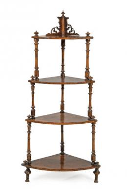 Lote 1075: Esquinero victoriano de cuatro estantes en madera de nogal. Inglaterra, S. XIX.