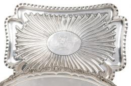 Lote 1137: Bandeja rectangular victoriana de plata inglesa punzonada Ley Sterling de Charles Stuart Harris, Londres 1887.