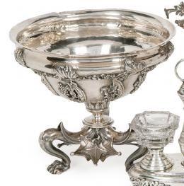 Lote 1140: Centro de mesa de plata ingles punzonada Ley Sterling de Francis Boone Thomas & Co. Londres 1892.