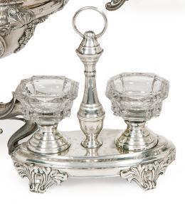 Lote 1141: Especiero de mesa de plata punzonada y cristal pp. S. XX.