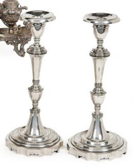 1143   -  Lote 1143: Pareja de candeleros de plata portuguesa punzonada, Oporto ff. S. XIX.