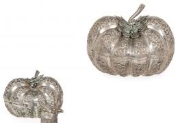 1147   -  Lote 1147: Juego de dos cajas en forma de calabaza de plata mejicana punzonada Ley 900.