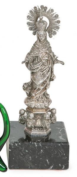 1150   -  Lote 1150: "Inmaculada" en plata española sin punzonar.
Con base de mármol negro veteado.