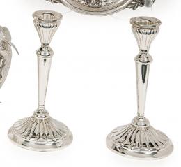 Lote 1158: Pareja de candeleros de plata española punzonada Ley 916.
Con vástago en estípiite y base gallonada.