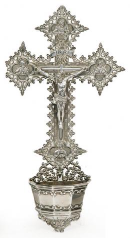 1186   -  Lote 1186: Pila de agua bendita con Cristo Crucificado de plata española punzonada 1ª Ley de Matilde Espuñes con marcas comerciales de Bagues.