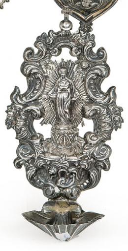 1188   -  Lote 1188: Pila de agua bendita de plata española de estilo rococó, S. XIX.
Con Virgen en el centro rodeada por un resplandor y remate de cruz.
