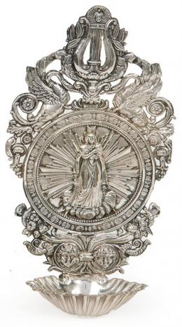 1189   -  Lote 1189: Pila de agua bendita Napoleon III en plata francesa h. 1870.
Medallón circular central con Virgen Inmaculada coronado por lira flanqueada por dos cisnes.