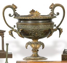 Lote 1199: Copa de bronce dorado con dos asas S. XIX.