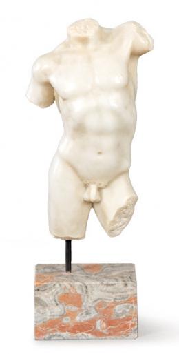1204   -  Lote 1204: "Torso masculino" tallado en mármol blanco ff. S. XIX pp. S. XX.
Con peana de mármol gris y rosa.