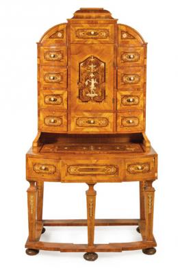 Lote 1207: Cabinet sobre consola estilo neoclásico en madera de caoba con decoración de marquetería y embutido de hueso.
Italia, segunda mitad S. XIX