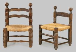 Lote 1216: Dos sillas bajas en madera de pino torneado, con patas unidas por chambranas y asiento de enea.
Francia, finales S. XIX