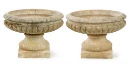 Lote 1238: Pareja de copas de jardín de piedra con boca ancha y peanas