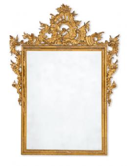 Lote 1248: Marco de espejo Carlos III rectangular con crestería en madera recortada, tallada, estucada y dorada. 
España, S. XVIII