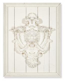 Lote 1252: Panel de madera pintado en blanco con talla de cabeza de león y frutas aplicada, Francia S. XIX.