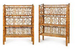 1253   -  Lote 1253: Pareja de librerias victorianas en madera de bambú, y tres baldas de ratán de influencia orientalista. Inglaterra, finales S. XIX