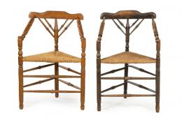 Lote 1257: Pareja de sillas en madera de roble, siguiendo modelos ingleses y holandeses del S. XVII, con tres patas en madera de roble torneado, unidas por chambranas y asiento de enea.
Inglaterra, S. XIX