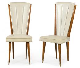 1272   -  Lote 1272: Pareja de sillas art decó en madera de haya teñida, con tapicería de curpiel blanca.
Francia, años 30
