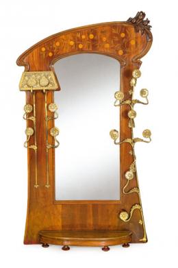 1273   -  Lote 1273: Gaspar Homar (Palma, 1870 – Barcelona, 1955)
Paragüero con espejo modernista en madera de nogal, con decoración de ramas y flores en maderas finas. Percheros en bronce con formas vegetales.