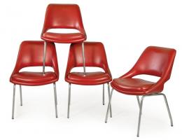 Lote 1289: Olli Mannermaa (1921–1998)
Conjunto de cuatro sillas modelo mini Kilta, con base de cuatro patas en metal tubular cromado. con asiento y respaldo tapizados en curpiel roja.
Años 50