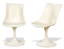 Lote 1293: Pareja de sillas siguiendo el modelo Tulip de Eero Saarinen, en polipropileno blanco. Marca en la base de FELPAM S.L.
S. XX