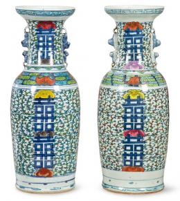 1325   -  Lote 1325: Pareja de jarrones de porcelana china con esmaltes polícromos, Dinastía Qing S. XIX.