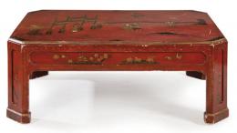 Lote 1330: Mesa de centro de estilo chino en madera lacada en rojo, con decoración de figuras en negro y dorado mediados S. XX.