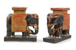Lote 1331: Pareja de elefantes chinos en madera pintada. Siglo XX.