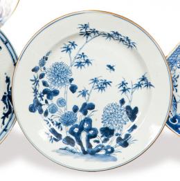 Lote 1337: Plato de porcelana de Compañía de Indias azul y blanco,  Dinastía Qing época de Qianlong (1736-95). Bambú e insectos