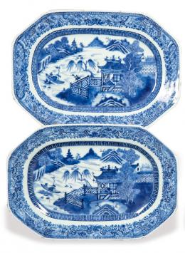 Lote 1340: Pareja de bandejas ochavadas de porcelana de Compañía de Indias azul y blanco, Dinastía Qing época de Qianlong (1736-95).