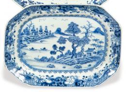 Lote 1342: Bandeja ochavada de porcelana de Compañía de Indias, azul y  blanco, Dinastía Qing época de Qianlong (1736-95).