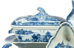 Lote 1343: Terrina con bandeja ovales de porcelana de Compañía de Indias azul y blanco, Dinastía Qing, época de Qianlong (1736-95)