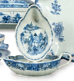 1345   -  Lote 1345: Pareja de salseras de porcelana de Compañía de Indias azul y blanco, Dinastía Qing, época de Qianlong (1736-95)
