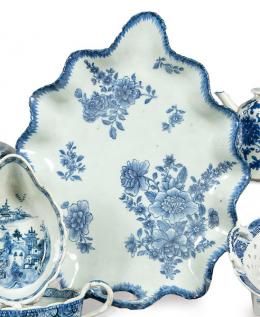 1346   -  Lote 1346: Bandeja en forma de hoja de porcelana de Compañía de Indias azul y blanco, Dinastía Qing, época de Qianlong (1736-95).