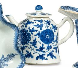 Lote 1348: Tetera de porcelana de Compañía de Indias azul y blanco, Dinastía Qing, época de Qianlong (1736-95)