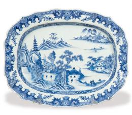 Lote 1350: Bandeja polilobulada de porcelana azul y blanco Dinastía Qing, época de Qianlong (1736-95).