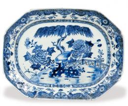 Lote 1351: Bandeja ochavada de porcelana de Compañía de Indias azul y blanco Dinastía Qing época de Qianlong (1736-95)