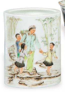 Lote 1352: Porta pinceles de porcelana china polícroma perido República Popular China  1953-54 con marca hecho en Jingdezhen, China Fábrica D