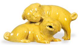 Lote 1353: Pareja de perros jugando en porcelana vidriada en amarillo siguiendo modelos de Compañía de Indias S. XIX