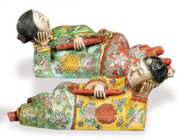Lote 1357: Pareja de fumadores de opio en porcelana china con esmaltes polícromos primer tercio S. XX