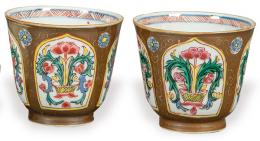Lote 1358: Pareja de vasos de porcelana china de Compañía de Indias tipo Batavia con esmaltes de la Familia Rosa, Dinastía Qing, época de Qianlong (1736-95).