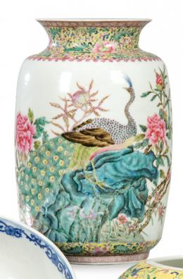 Lote 1360: Jarrón de porcelana china, con esmalte de la Familia Rosa con decoración de pavo real y peonías, República Popular China h. 1950.