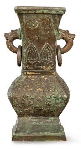 Lote 1370: Jarrón tipo Zun en bronce con decoración en relieve de Tao-tie y geométricos, siguiendo modelos de los bronces rituales chinos, posiblemente S. XVIII