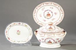 Lote 1371: Sopera con fuente de porcelana siguiendo modelos de Compañía de Indias, para el mercado indio con esmaltes de la Familia Rosa S. XX.
