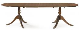 1518   -  Lote 1518: Mesa de comedor extensible de estilo Regencia en madera de caoba con pedestales torneados sobre patas de sable.
S. XX