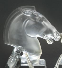 Lote 1519
"Cabeza de Caballo" en cristal opalescente de la Manufactura de Sevres h. 1970.