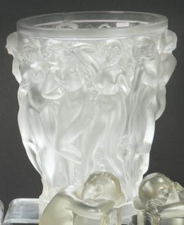 Lote 1523: "Bacantes". Jarrón de cristal translúcido de René Lalique, Francia h. 1960.