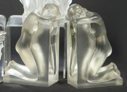 Lote 1524: Pareja de sujetalibros de cristal helado de Lalique modelo Reverie h. 1960-70.