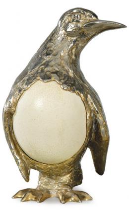 Lote 1527: Figura de pingüino en metal plateado y huevo de avestruz de Gabriella Crespi. Italia, hacia 1970.