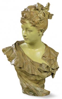 Lote 1534: Allonard? Francia h. 1900
"Mujer"
Busto de mujer en terracota pintada de verde
